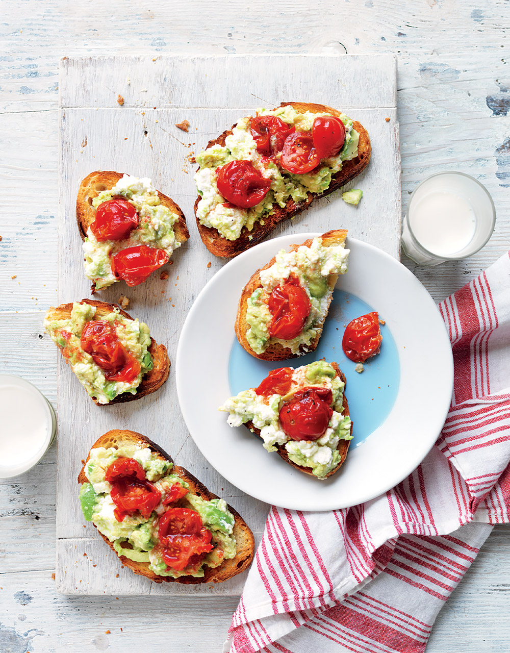 Avocado, ricotta & tomato smash on toast