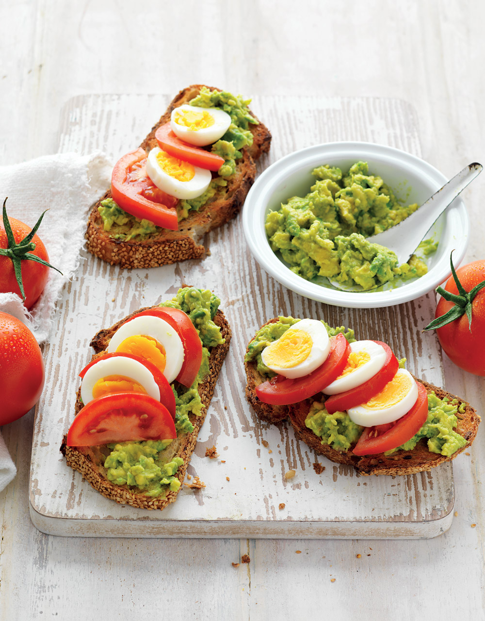 Avocado smash, tomatoes & egg on toast