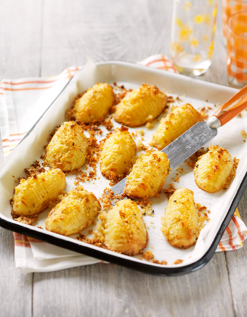 Crunchy potatoes with cheddar cheese crumbs