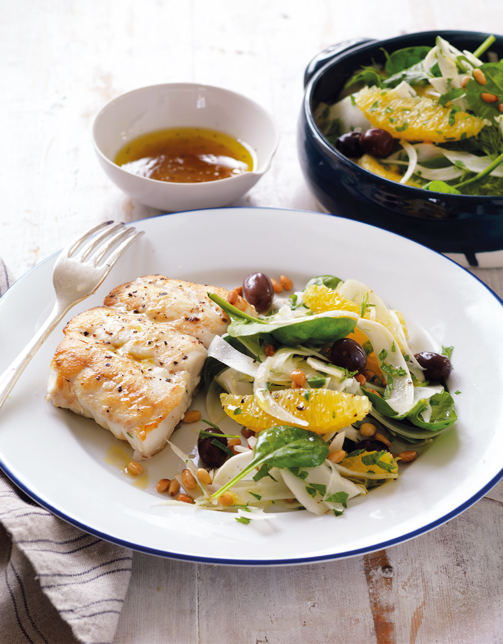 Fennel, orange & spinach salad with fish
